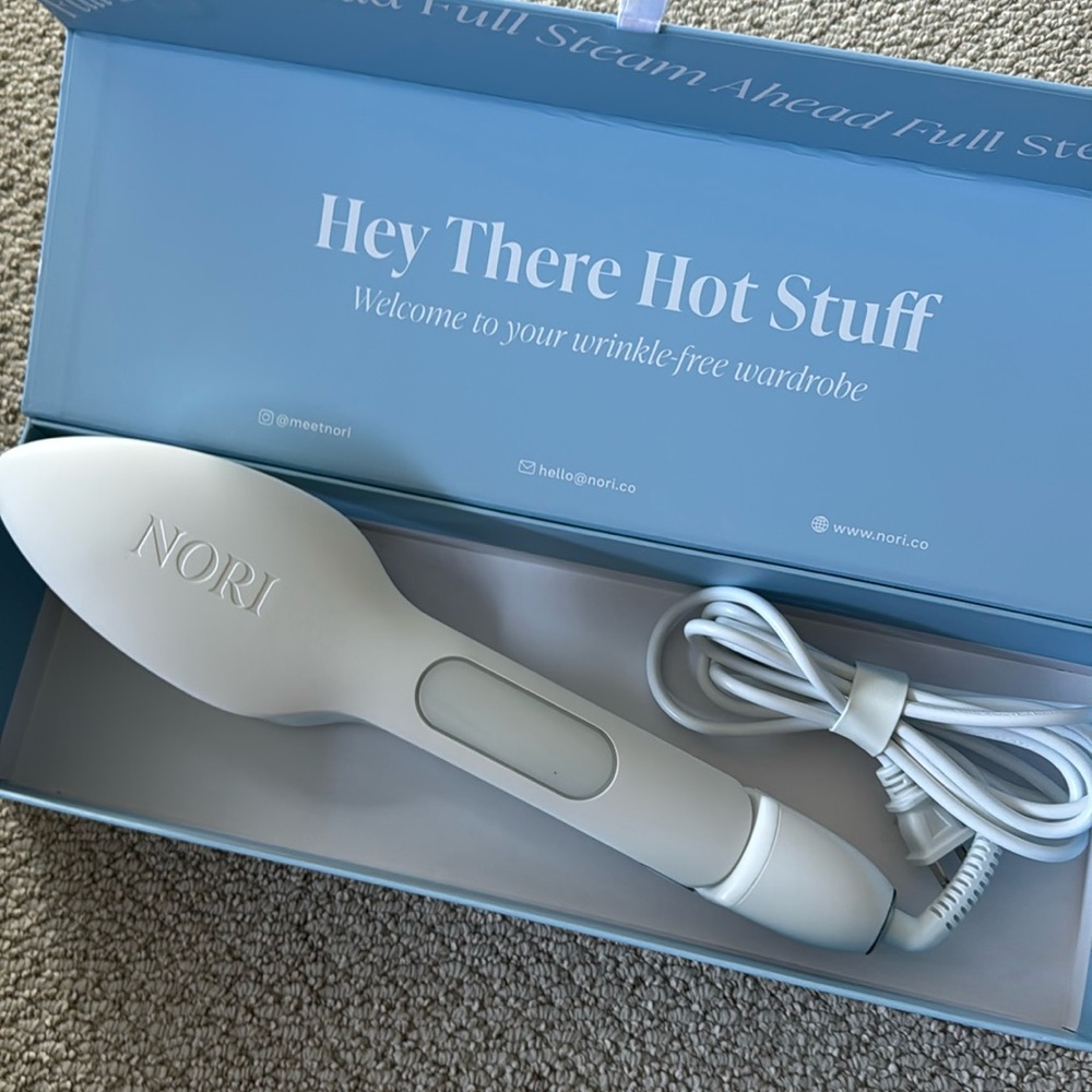 Nori Handheld Steam iron, like new